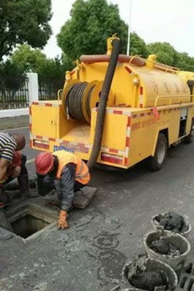 宜賓市化工路專業吸糞車抽糞量多價優大拇指疏通